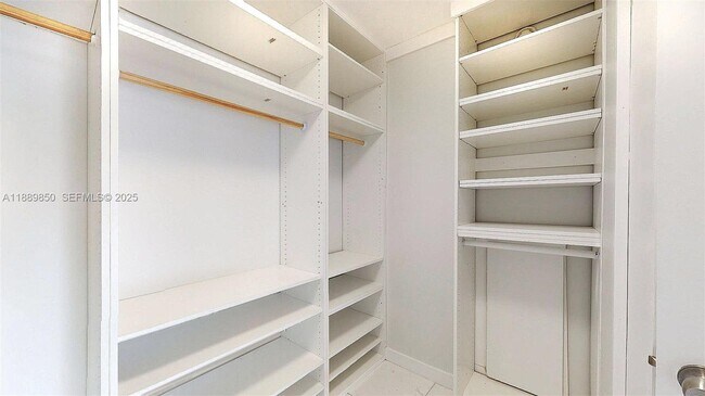 Building Photo - 1000 Parkview Dr