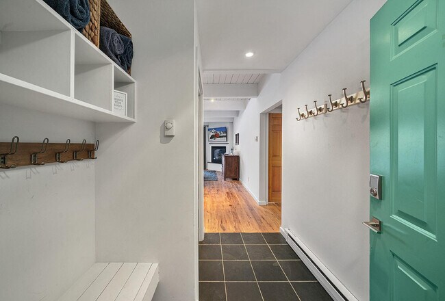 Building Photo - 450 S Pine St