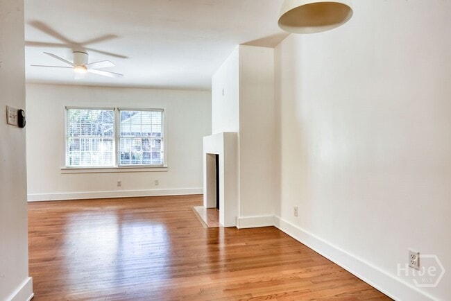 Building Photo - 916 Maupas Ave