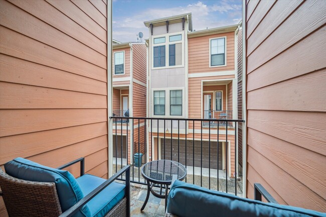 Building Photo - 1046 W 23rd St