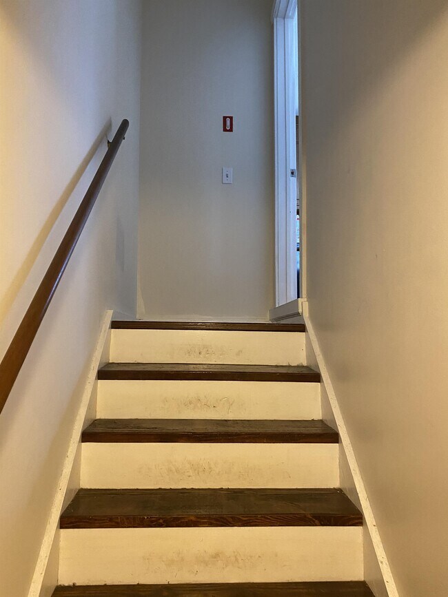 Building Photo - 5 Sunnyside Ave