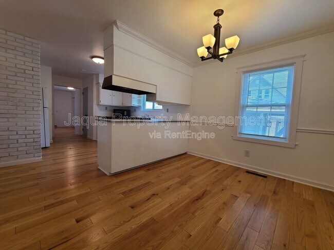 Building Photo - 547 Archer Ave