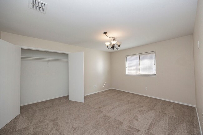 Building Photo - 5828 Pebble Ridge Dr