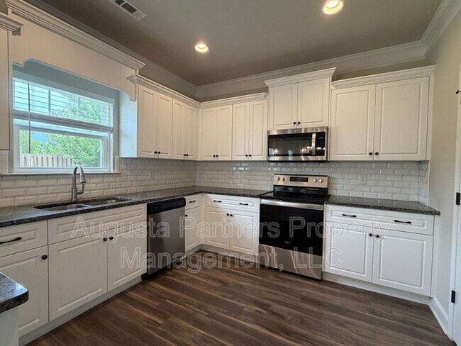 Building Photo - 1008 Swan Ct