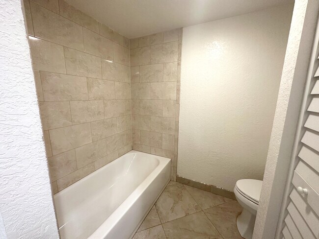 Building Photo - 156 Lake Arbor Dr