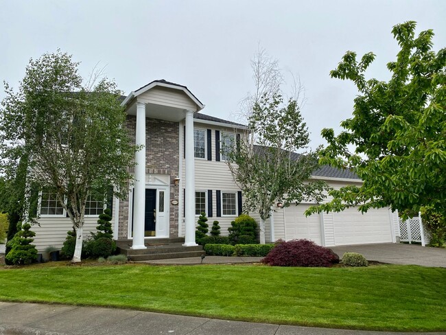 Building Photo - Beautiful custom home in Lakeshore Estates