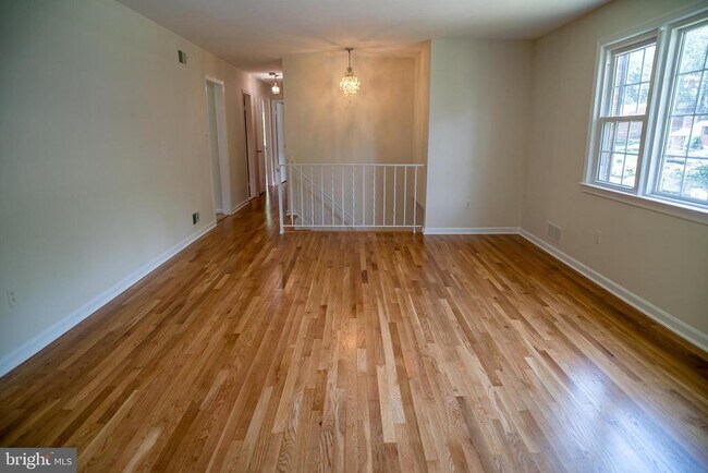 Building Photo - 5012 Larno Dr