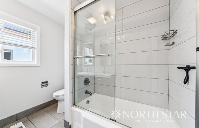 Building Photo - Newly renovated stunning lakefront home.