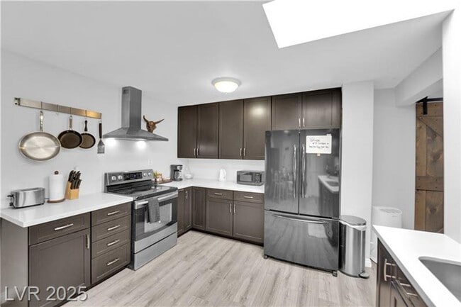 Building Photo - A Must See!! 5 bedroom 3.5 Bathroom home i...