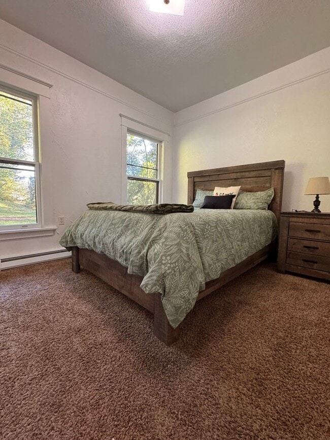 Building Photo - YOUR PACIFIC NORTHWEST RETREAT AWAITS! AV CHARGING STATION, GORGEOUS VIEWS, PRIVACY AND MORE!