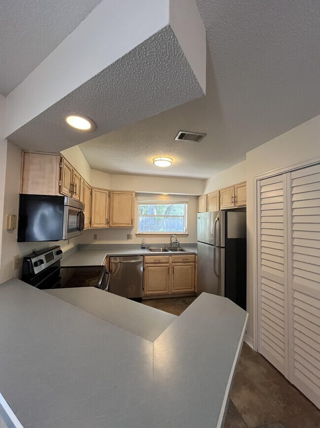 Building Photo - 1305 Ariel Ct