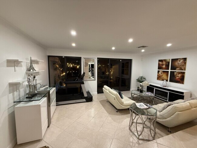 Building Photo - 12394 Westhampton Cir