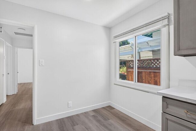 Building Photo - 2,900 /Month Beautiful 2 Bed, 1 Bath Single Story, with Garage Centrally Located in Petaluma!
