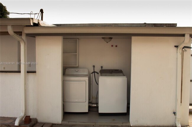 Building Photo - 1211 W 34th St