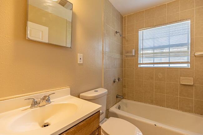 Building Photo - 215 Legion Dr W