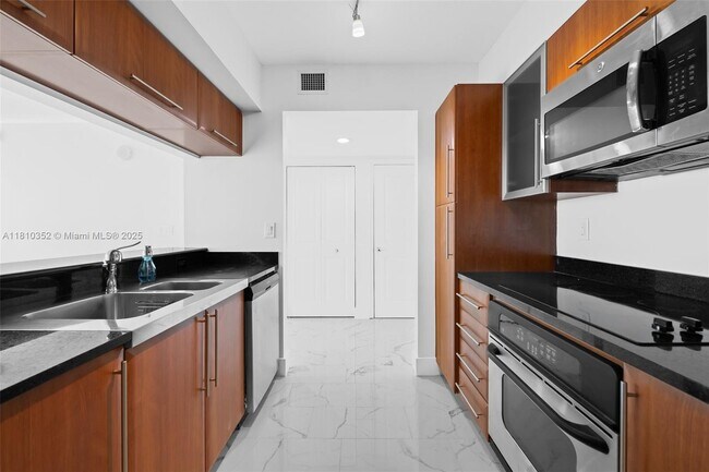 Building Photo - 610 W Las Olas Blvd