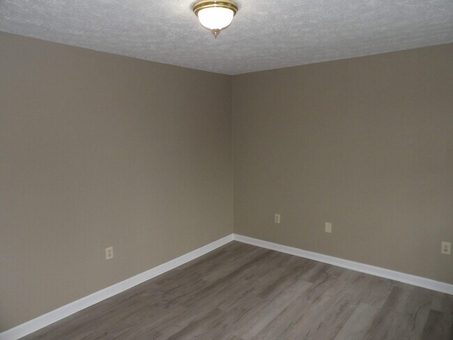 Building Photo - 244 Meadowview Dr