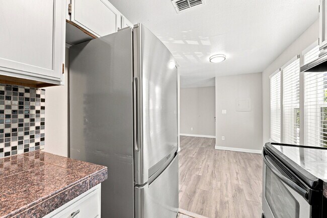 Building Photo - $1,295.95 1 bed, 1 bathroom, located in Aurora with a washer and dryer.