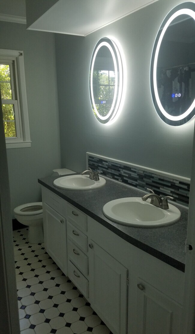 Building Photo - 414 Sharon Dr