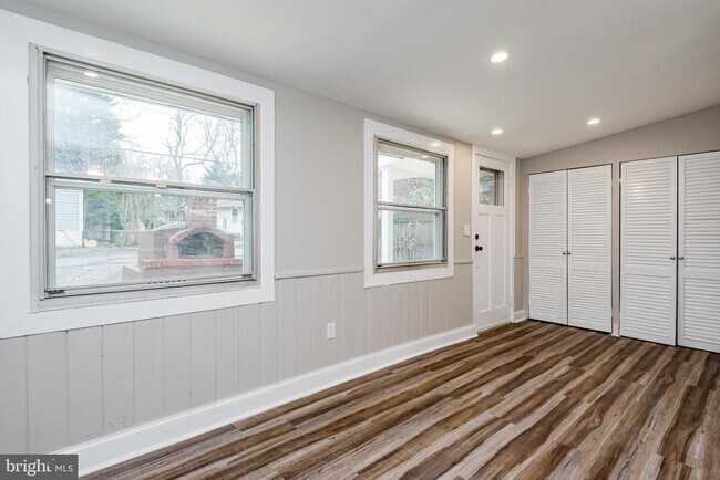 Building Photo - 21 Elm Rd