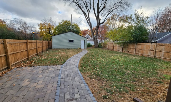 Building Photo - 1822 Roblyn Ave