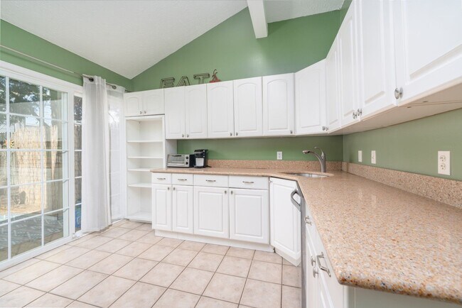 Building Photo - 1202 S Clinton St