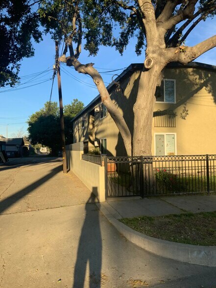 Building Photo - 837 S Gordon St