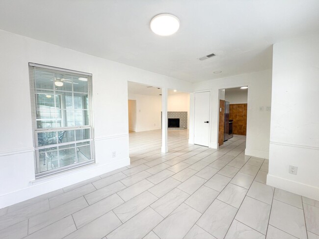 Building Photo - 7528-7528 Thistle Ln