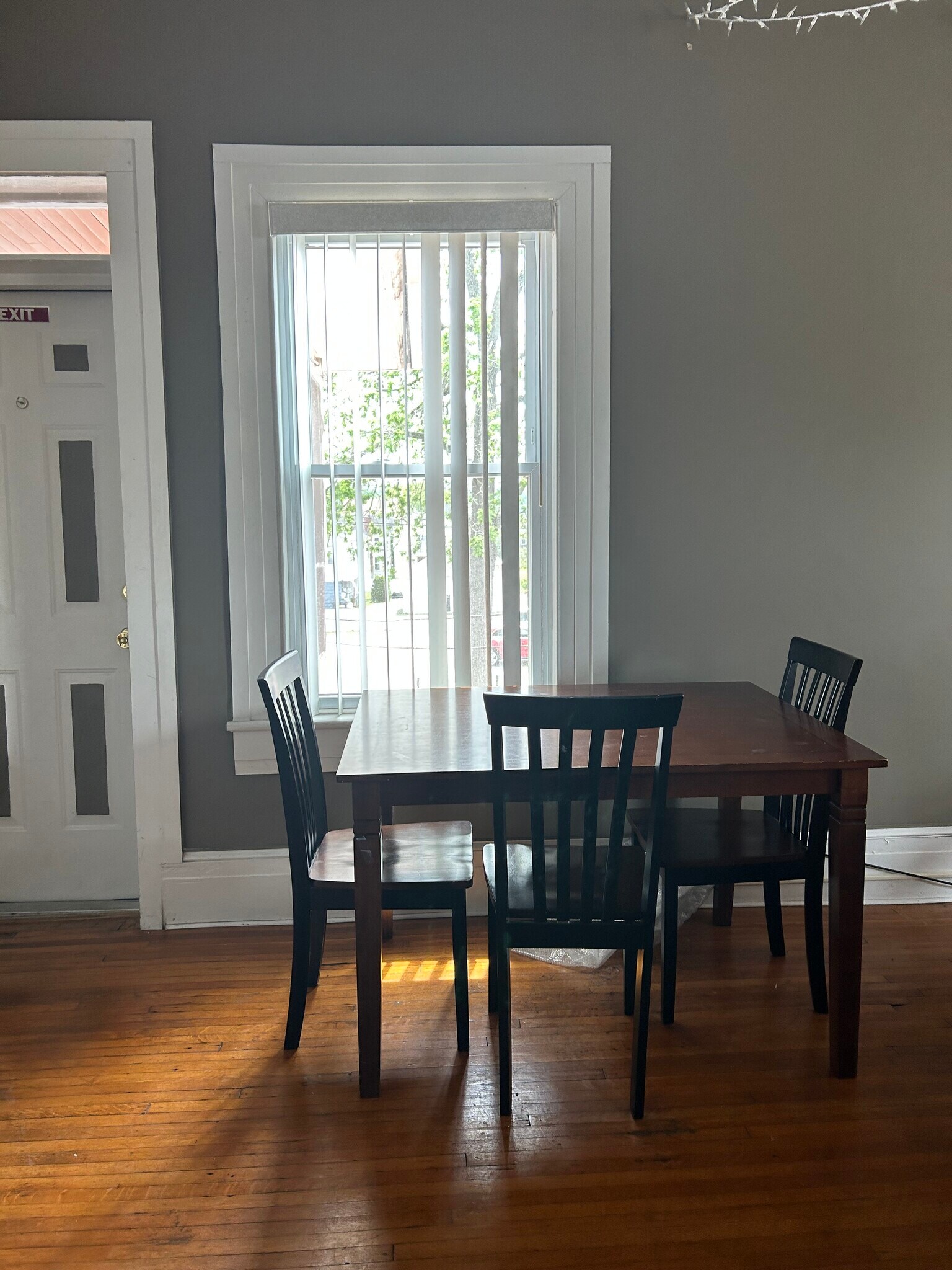 Open floor plan dining area - 214 W Main St