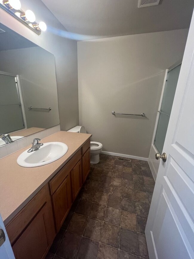 Building Photo - 3 Bed/2.5 Bath Townhome Style Unit in SW Bend - Attached Garage