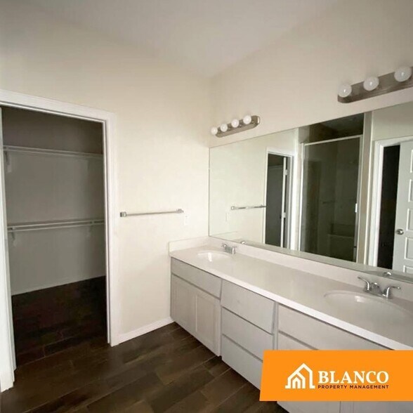 Building Photo - 1008 Calle Naranja