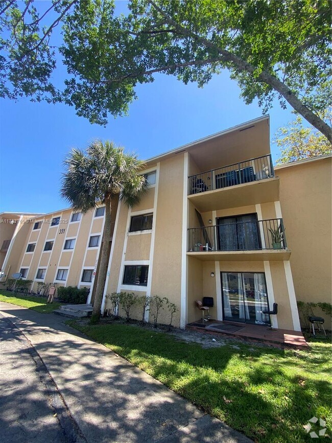 Building Photo - 351 Palm Way