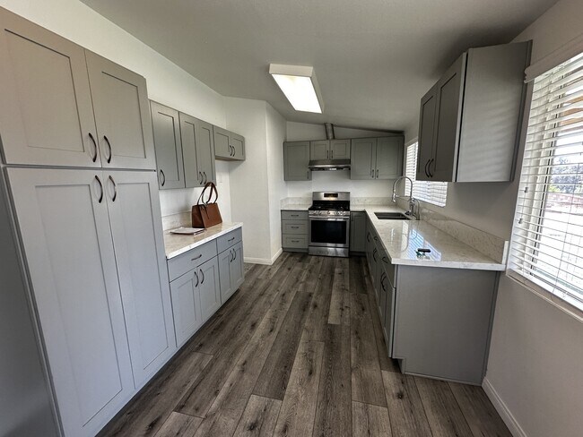 Building Photo - 10374 Lake Summit Dr