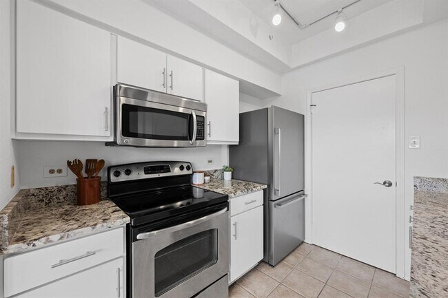 Building Photo - 4711 Spicewood Springs Rd