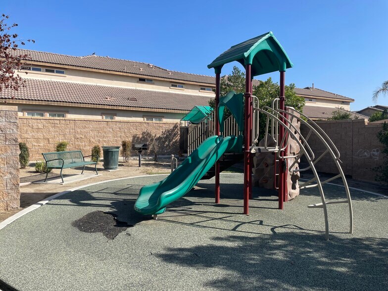 Building Photo - 16558 Paine St