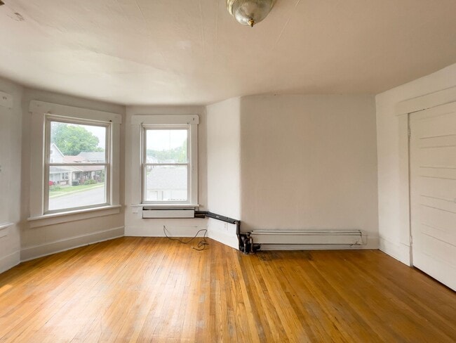 Building Photo - Space, Comfort & Location—Minutes from Ball State