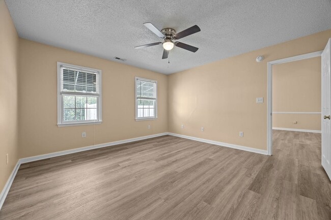 Building Photo - Charming Duplex in Dunn