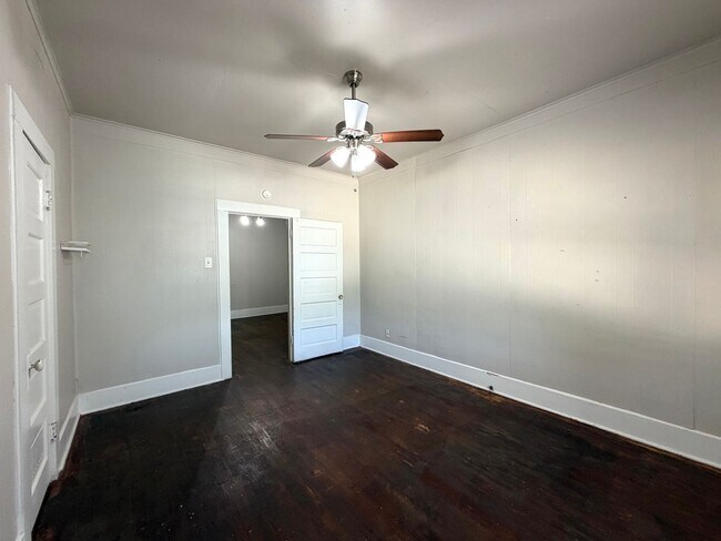 Building Photo - 919.5 N Austin St