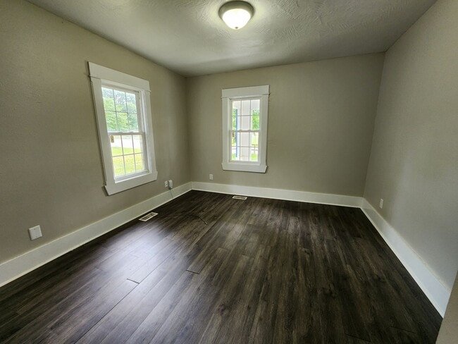Building Photo - Spacious 2-Bedroom, 1-Bathroom Home AVAILA...