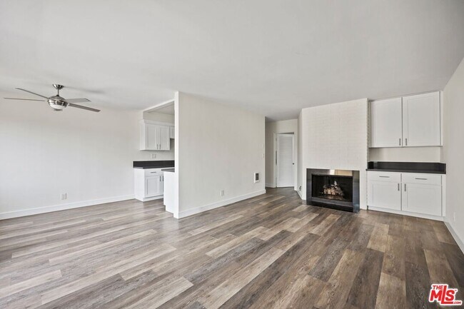 Building Photo - 12033 Goshen Ave