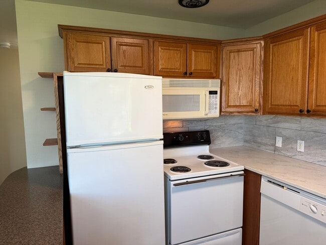 Building Photo - Updated 2 bedroom 1 bath duplex in Eugene!