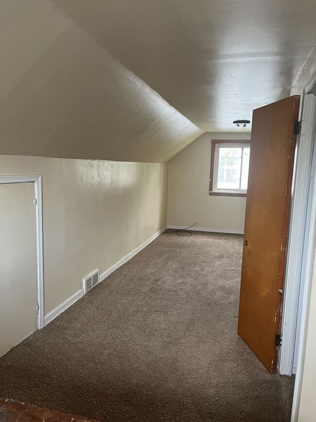 Building Photo - 2 Bedroom Bungalow - $1100