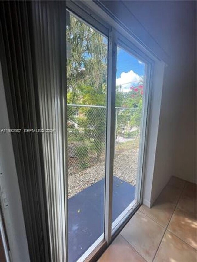 Building Photo - 3421 SW 25th St