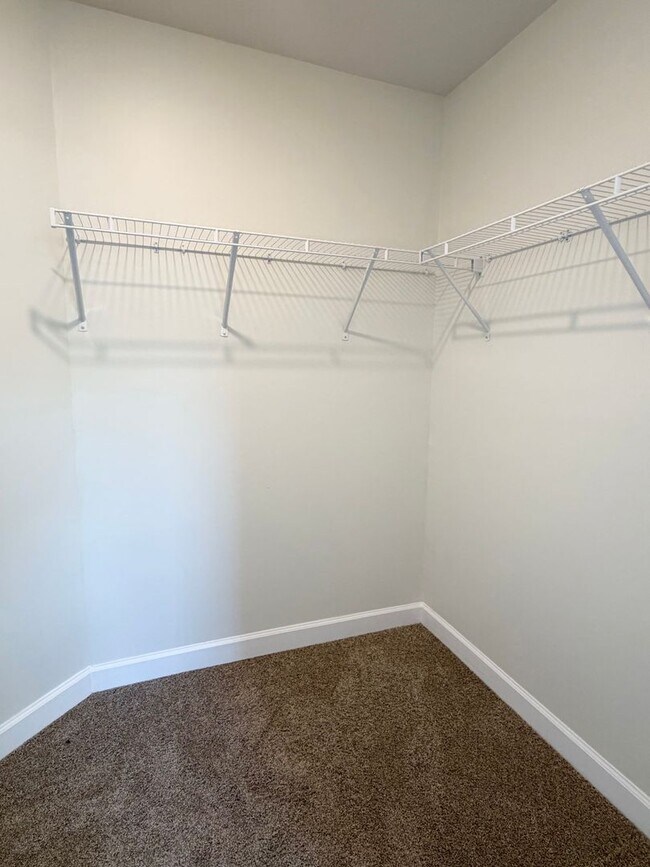 Building Photo - Spacious 3 Bedroom/ 2 Bath townhouse w/office for rent in Fountain Park, convenient Asheville loc...
