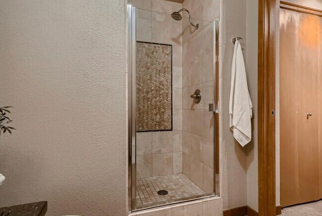 Building Photo - 100 Park Ave W