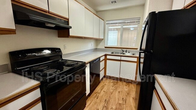 Building Photo - 930 S Johnson St