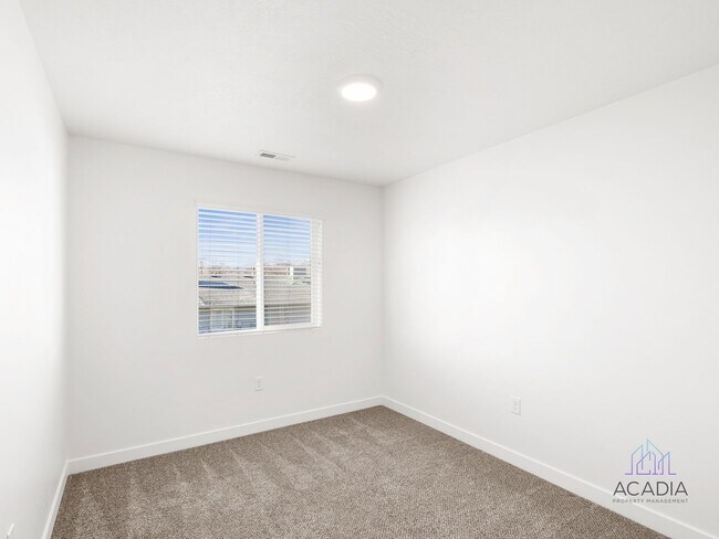 Building Photo - Spacious 3 Bed/2.5 Bath Townhome in Magna Community!