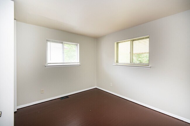 Building Photo - Lovely 3 Bedroom, 1 Bathroom Home
