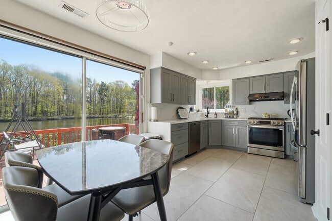 Building Photo - 1721 Chestwood Dr