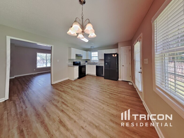 Building Photo - 2112 McKinnon Dr
